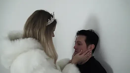 Uzun boylu Findom kölesini eğitiyor!