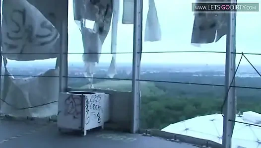 Küçük memeli seksi kız çıplakken bağlanıyor