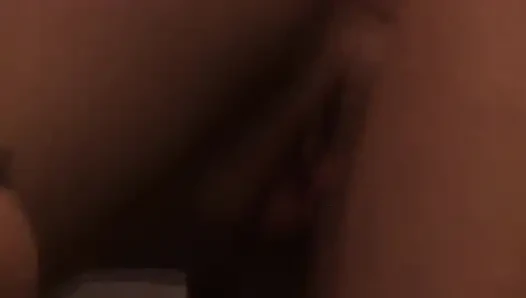 İri göğüslü sarışın orta yaşlı seksi kadın büyük bir yarak emmeyi seviyor