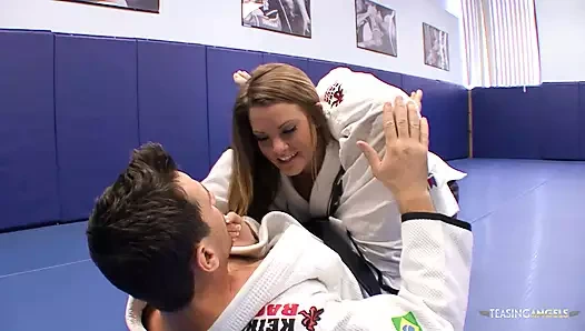 Bu gür dövmeli esmer tamamen sikilebilir görünüyor