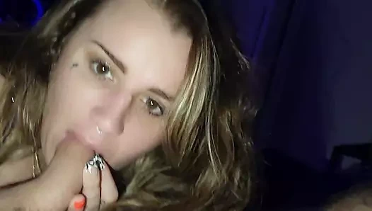 Üvey erkek kardeşinin sikini emiyor