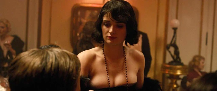 Eve hewson papillon'dan seksi göğüs dekoltesi on scandalplanet.com