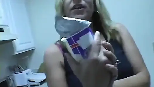 Edepsiz büyük memeli fahişeler zevkin için poz atıyor