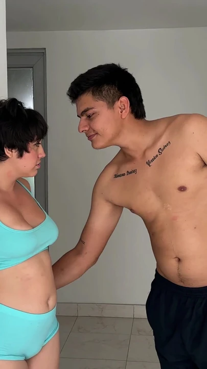 Seksi büyük götlü üvey kız kardeşimi evde sıkılmış buluyorum ve büyük yarağımı içine koyana kadar onu eğlenceli bir oyun oynamaya davet ediyorum. | Klip 1