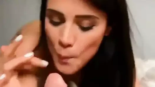 O seviyor boşalmak ve emme bir sert horoz