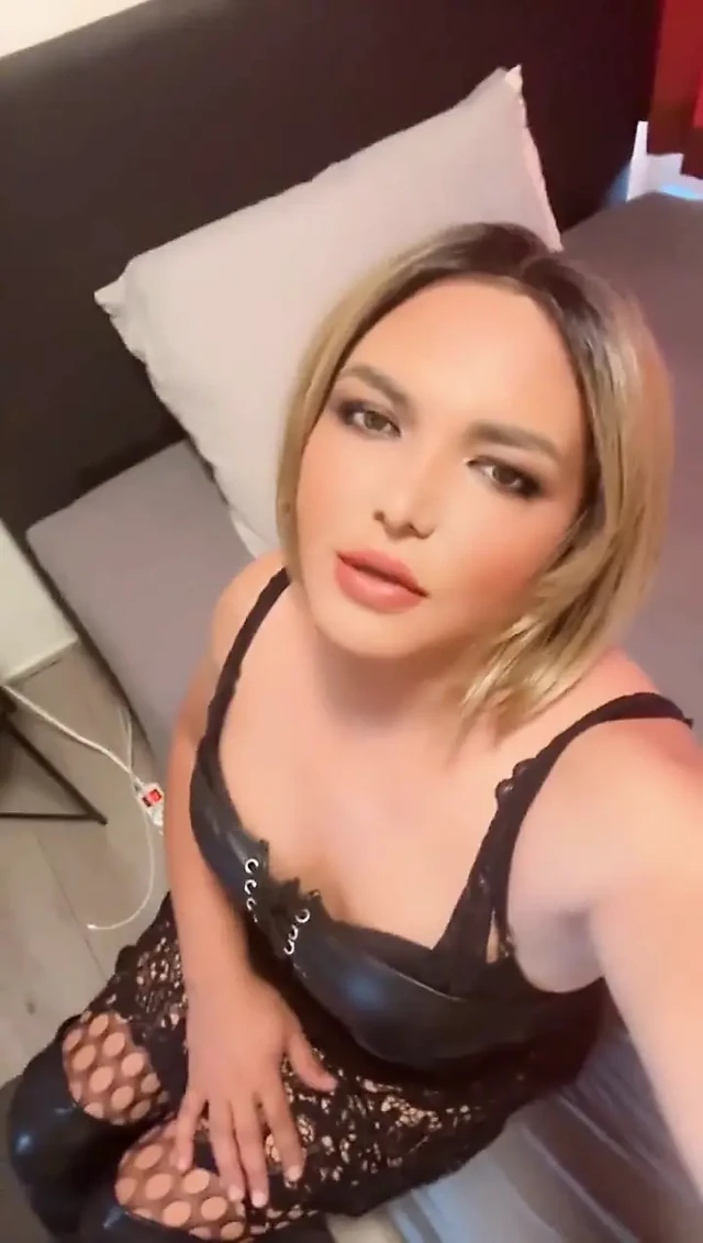 Bir kadın gibi giyindim, makyaj yaptım, nasıl istersin?