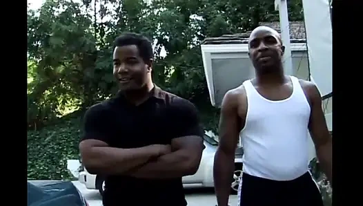 Siyah panterin üçlü seksi iki canavar siyah yarakla sikiliyor ve göğüslerine boşalıyor