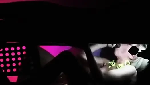 Krystal ve Kyla sağım masasında büyük siyah bir yarağı çifte sikiyor