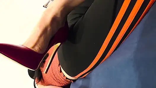 Onun inanılmaz sıkı kırmızı ateşli piliç stilettos onu dikizliyor 36
