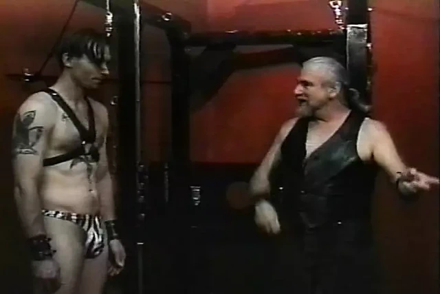 Kaslı ve dövmeli adam efendisi tarafından şaplaklanıyor