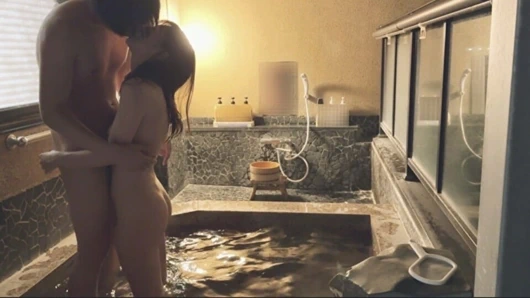 İlk kaplıca gezisi. Geceleri şık bir açık hava banyosunda seks. Japon çiftlerin günlük yaşamları. Japon amatör hentai