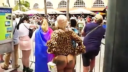 Kırmızı kemikli orta yaşlı seksi kadın sahte sallanan selülit götü