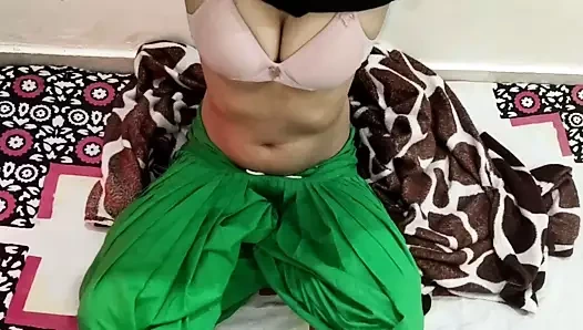 Genç sürtük erkek arkadaşını odasına sikişmek için gizlice sokar, erkek arkadaşıyla hint seks, kirli konuşma ile net hintçe ses xx