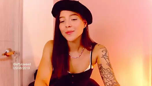 İnce dövmeli vücuda sahip güzel Kolombiyalı, yayın yaparken tatlılığı ve şehvetiyle sizi baştan çıkarıyor