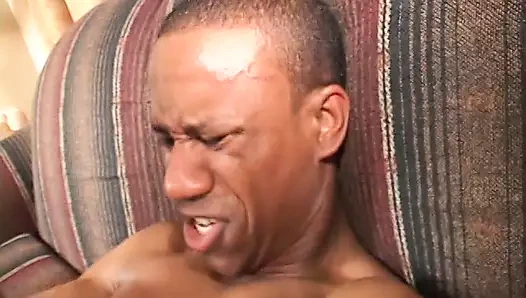 Gözlüklü fantastik avrupalı kız bacaklarını uzun yarrak için yayıyor