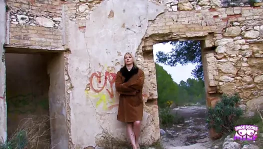 Bu sarışın, birinin onu sikerken yakalaması fikrinden tahrik oluyor