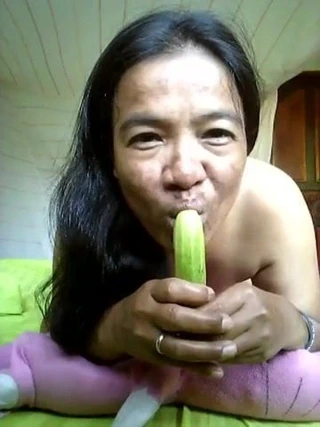 Tay gf üstsüz salatalık oral seks