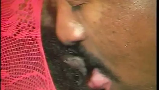 Islak amcığı büyük bir direk tarafından sert sikilirken azgın tatlı kız zevkle inliyor