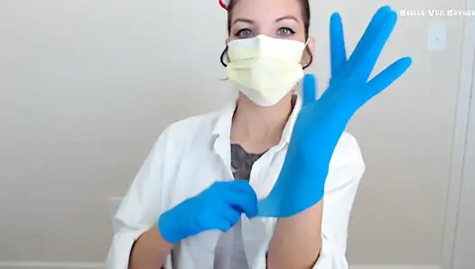 Hasta hemşire lateks eldivenle sakso çekiyor