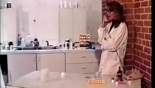 Şehvetli esmer ve büyük memeli erkek mutfak dolabında bir yarak emiyor