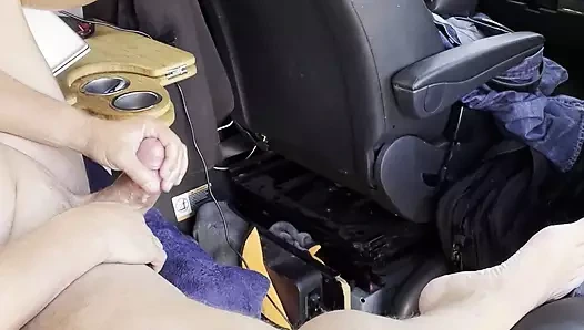 İki araba dışında büyük bir parkta ve boş park yerinde yalnız