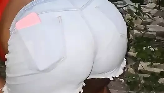 İki büyük kayanın madrasası Quintal'da büyük kütükler