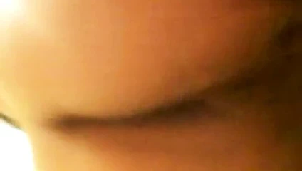 Evli kadın alkışlıyor ve şişman götünü sallıyor