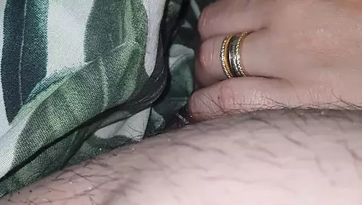 Üvey annenin eli battaniyenin altında kayıyor, üvey oğlunun yarağına dokunuyor ve ona mastürbasyon yapıyor