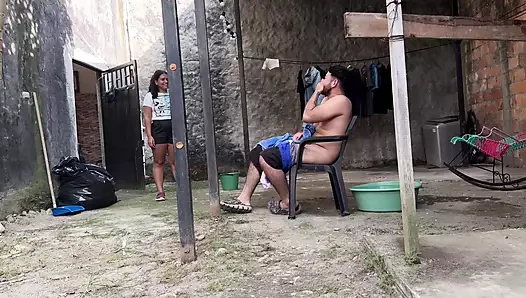 Kayınbiraderim bahçede mastürbasyon yapıyorum ve erkek kardeşi gelmeden önce ona yardım ediyorum