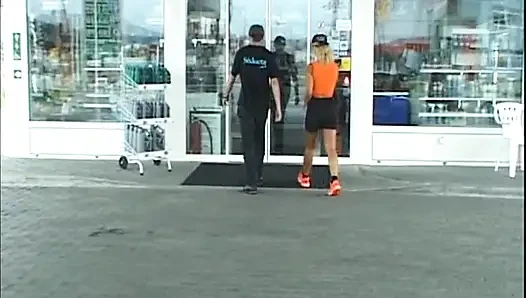 Azgın orta yaşlı seksi kadın benzin istasyonunda tavlanıyor genişliyor