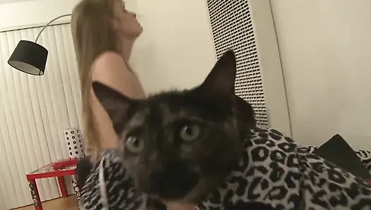 Üvey erkek kardeşinin üvey kız kardeşinin azgın amını tatmin edecek büyük bir yarağa sahip