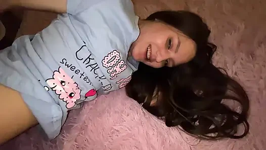 ELLE SAUTE À LA GROSSE BITE DE SON DEMI-FRÈRE