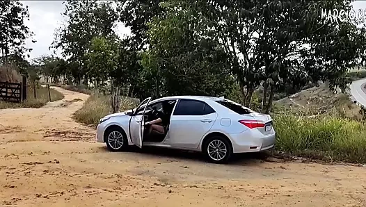 Arabam yolda bozuldu, ama kısa süre sonra bana yardım eden ateşli bir adam ortaya çıktı. Tatmin olsun diye ona sulu bir sakso çektim