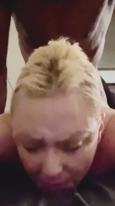 Orta yaşlı seksi kadın bayan ada bu ay kirasına geç kalıyor