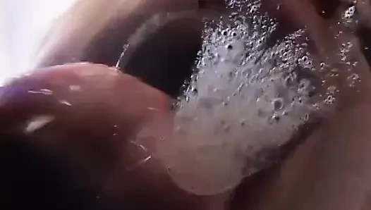 Genç adam yarak seven bir bebekten güzel bir oral seksin tadını çıkarıyor