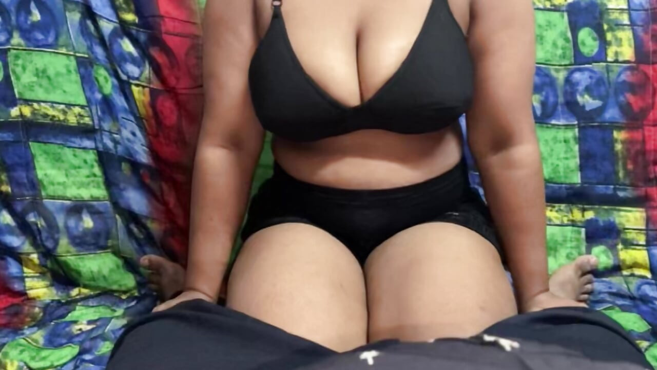 Üvey kız kardeş üvey erkek kardeşiyle oynarken sikiliyor, viral xxx video