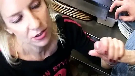 Vahşi Fransız genç kız mutfakta çalışırken iki memnun ediyor