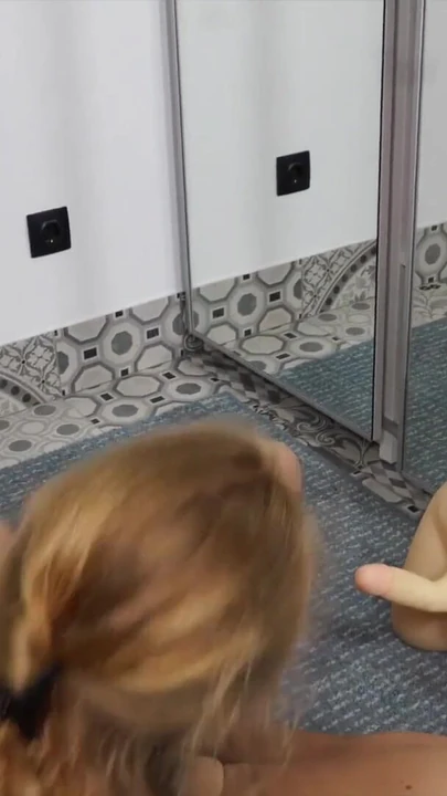 "Olgun külotu ve külotlu çorapla dildo kullanarak boşalıyor"