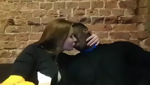 Üvey anne akşam yemeği sırasında restoran tuvaletinde üvey oğluna sakso çekiyor