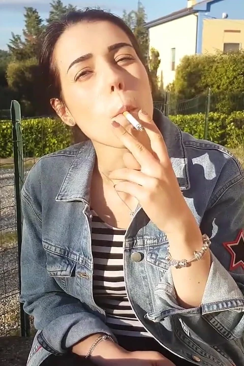 Petra açık havada sigara içiyor