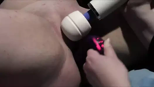 Oyuncakla oynayan geeky tombul düzgün vücutlu kız