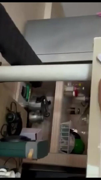Yemek odasının üstünde mastürbasyon yapıyor ve fışkırtarak devam ediyor | Klip 3