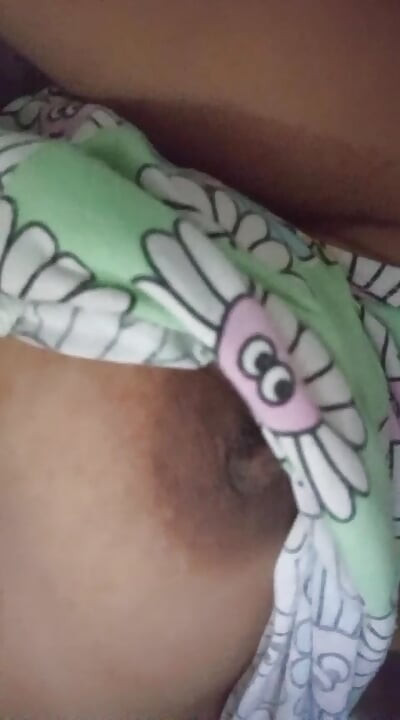 18+ üniversiteli kız büyük göğüsleri ve ıslak Sri Lankalı yerel ile ilk kez musterbate oluyor