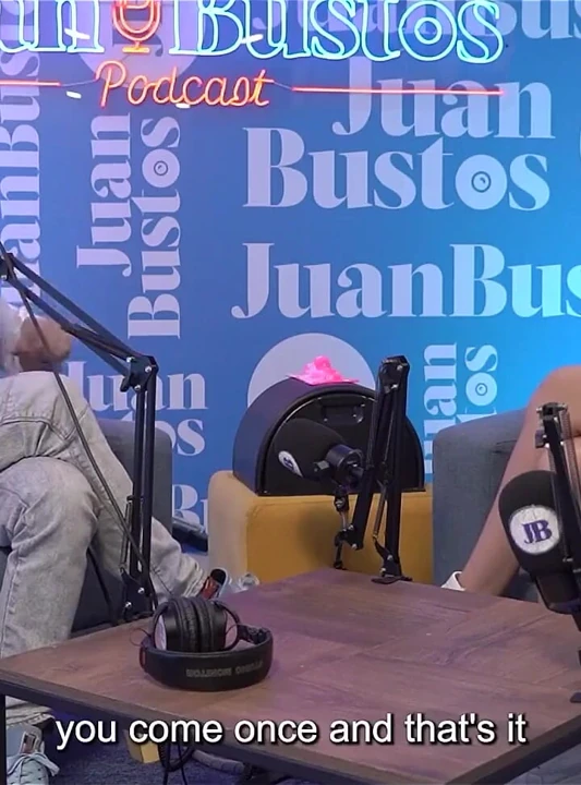 Oyuncaklarından daha iyi! Mollysmith Juan Bustos Podcast'te Sybian makinesinin her yerine fışkırtıyor