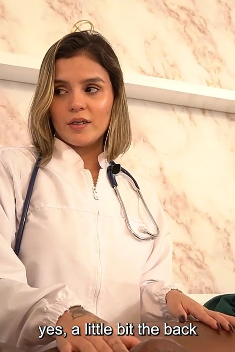 Vahşi tıbbi seks seansının ardından dev göğüsler ve damlayan amcık