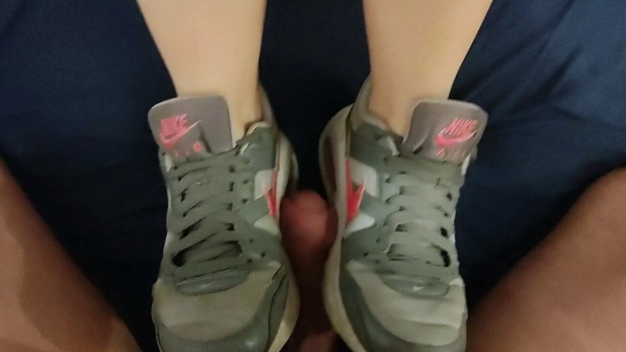 Karımın nike spor ayakkabısında cumshot