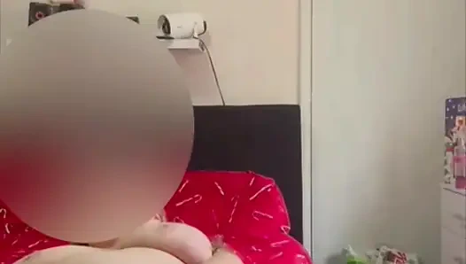 Orta yaşlı seksi kadın kendi başına oynuyor
