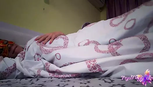 Genç oyun ıslak kedi seks oyuncağı uyandıktan sonra - yakın çekim