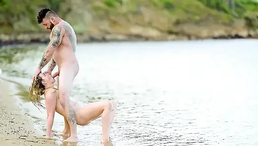 Charlie Forde, Logan Stapleton ile sahil kenarında