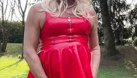 CD açık havada çişini yapıyor ve kırık götünü gösteriyor